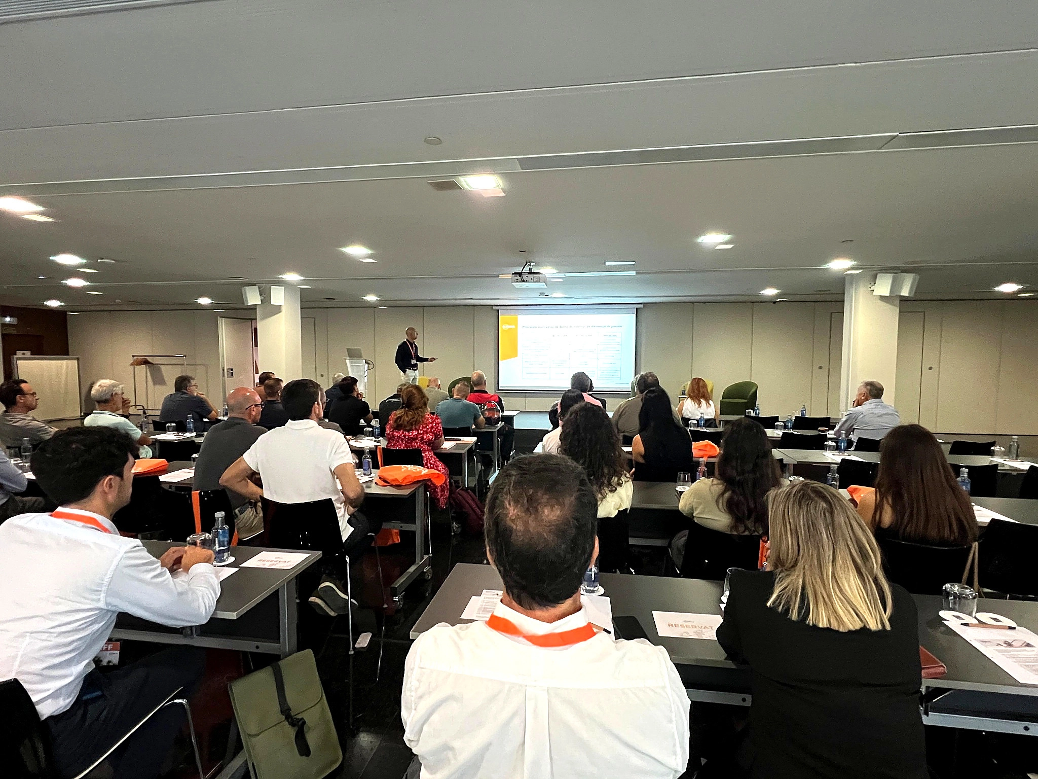 Ponencia sobre seguridad contra incendios y riesgos en edificios con fachadas combustibles durante la jornada técnica de SODECA en Valencia.