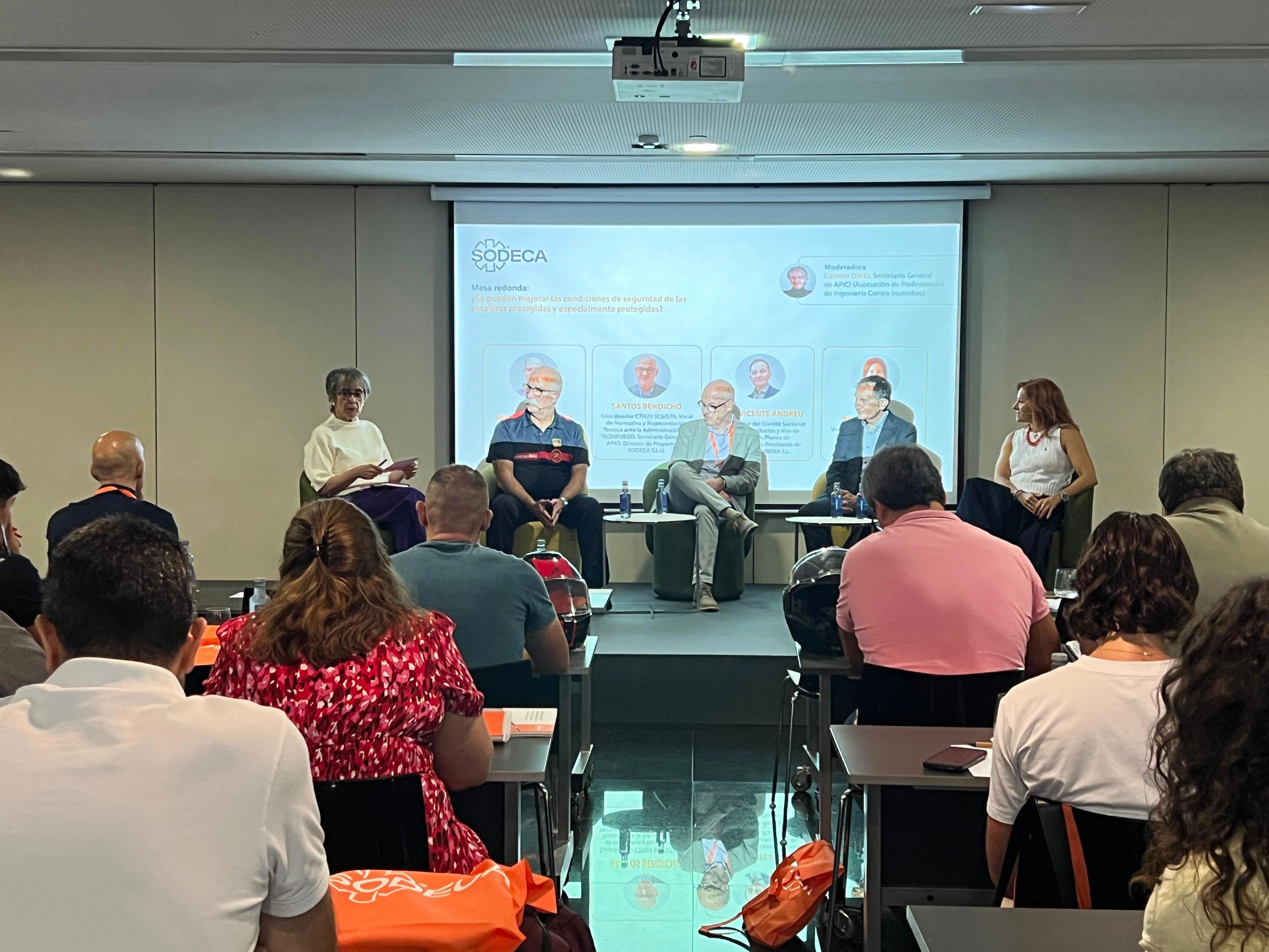 Mesa redonda de SODECA en Valencia sobre la seguridad de las escaleras protegidas y especialmente protegidas, con expertos en prevención de incendios y control de humos.